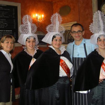 Remise des cadeaux aux Reines